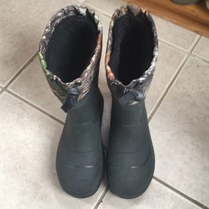 Waterproof rain boots with lining